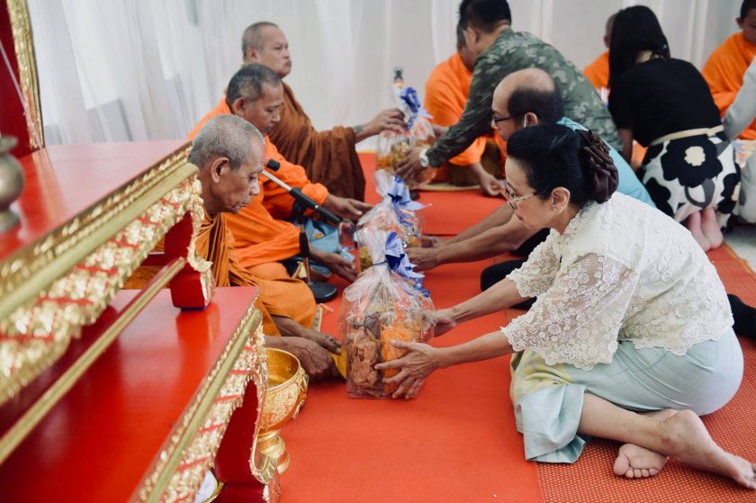 พิธีทำบุญเลี้ยงพระเพล วิทยาเขตโป่งสลอด